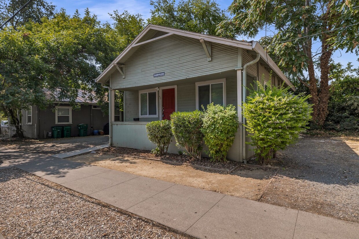 Foto principal - 3 Bedroom Across from Chico State and WREC!