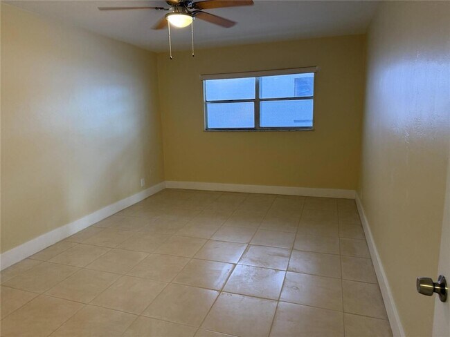 Foto del edificio - 1450 N Riverside Dr
