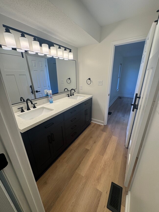 Foto del edificio - 1821 Swann St