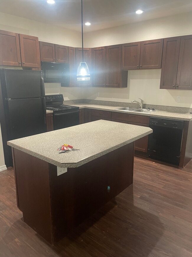 LARGE KITCHEN - 1629 4th Ave W LARGE KITCHEN - 1629 4th Ave W