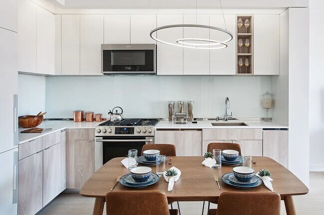 Foto del edificio - 572 Eleventh Avenue