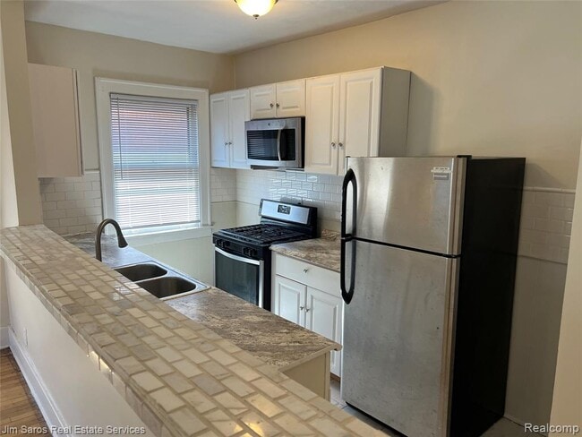 Building Photo - 987 Beaconsfield Ave