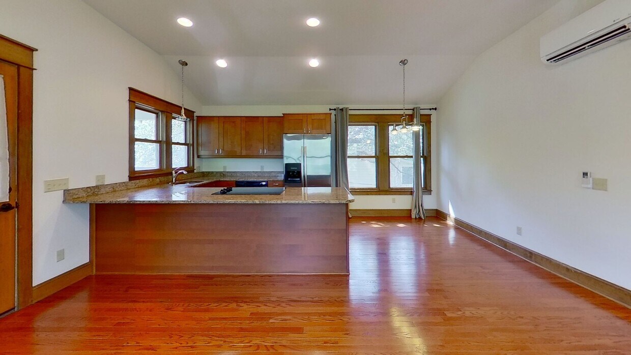 Building Photo - 513 E 40th St