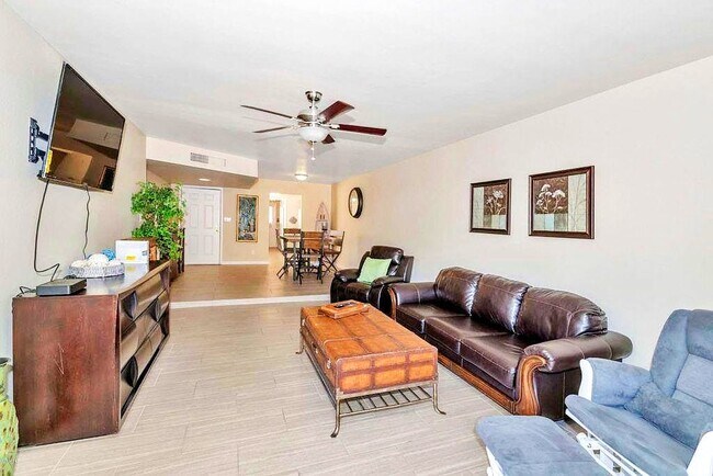 Building Photo - 2724 S Alder Dr