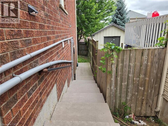 Building Photo - 709 Windflower Crescent