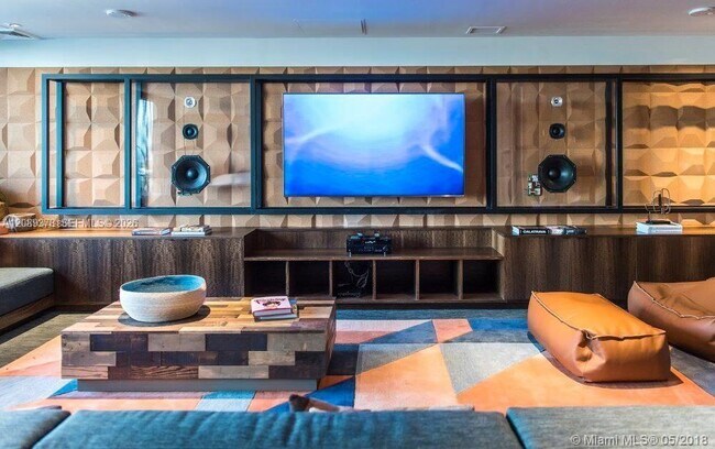 Foto del edificio - 121 NE 34th St