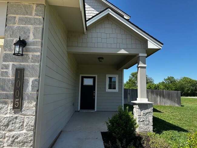 Foto del edificio - 4 bed 3 bath new build in the Lakes at University Place