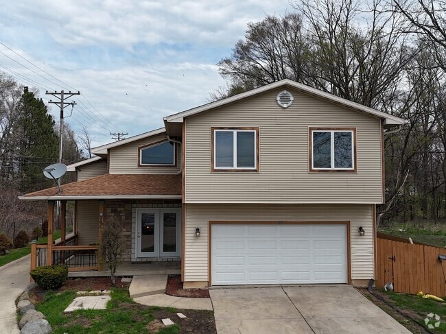 Building Photo - 4002 Alvarez Ave