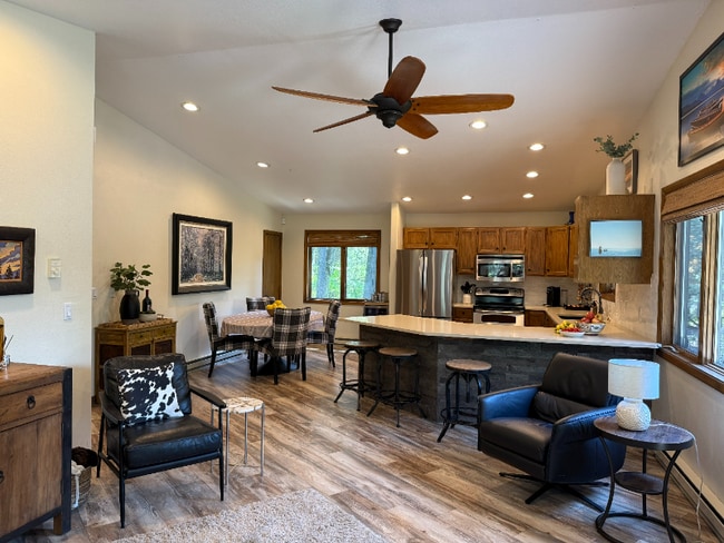 Foto del edificio - 2365 Poplar Pl