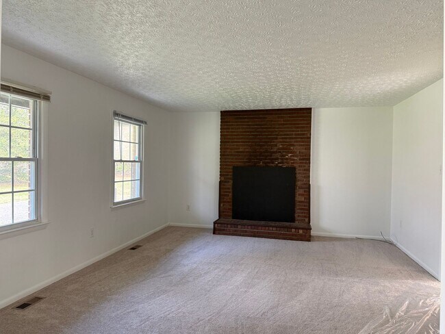 Building Photo - 3-bedroom, 2-bath brick ranch in Black Mountain