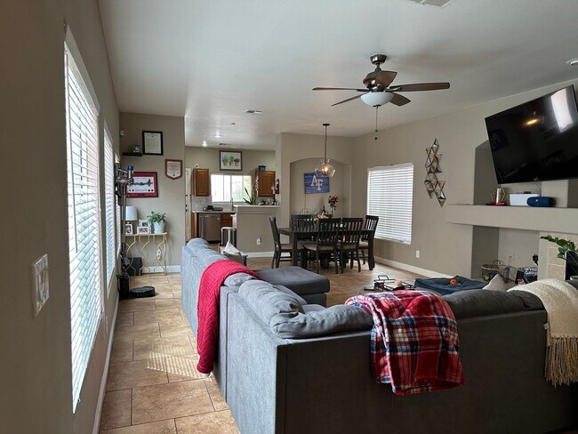 Foto del edificio - Spacious open floor plan located in the he...