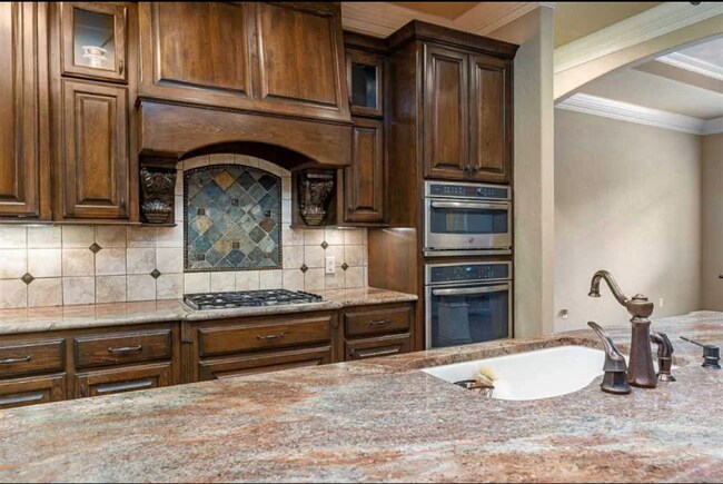 Building Photo - 3806 Summerset Ct