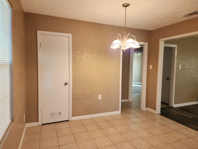 Building Photo - Newly remodeled 2 bed, 1 bath move in ready!