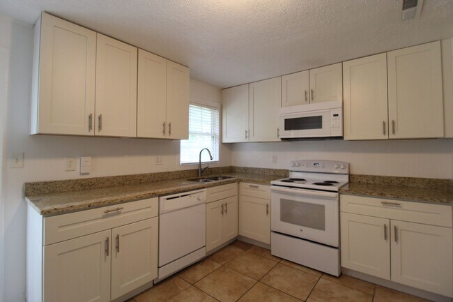 Foto del edificio - 2 Bedroom 1 Bath Home In Overland Park Kansas