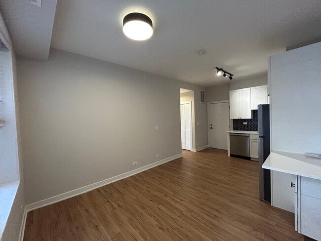 Building Photo - 648 W Wrightwood Ave