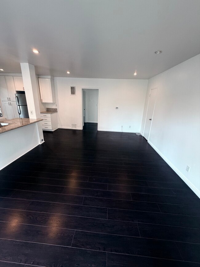 Living Room - 123 S St Andrews Pl