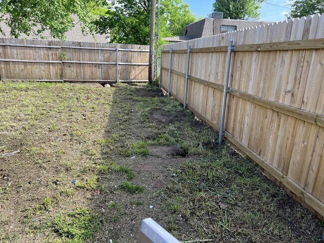 Foto del edificio - 2241 Donna Dr