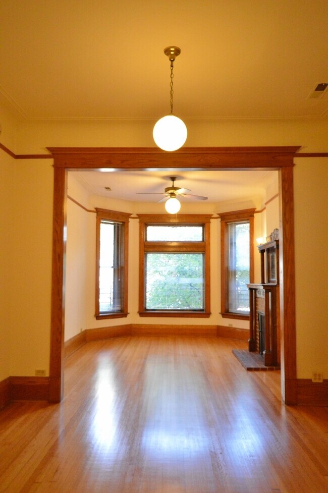 Building Photo - 925 W Newport Ave