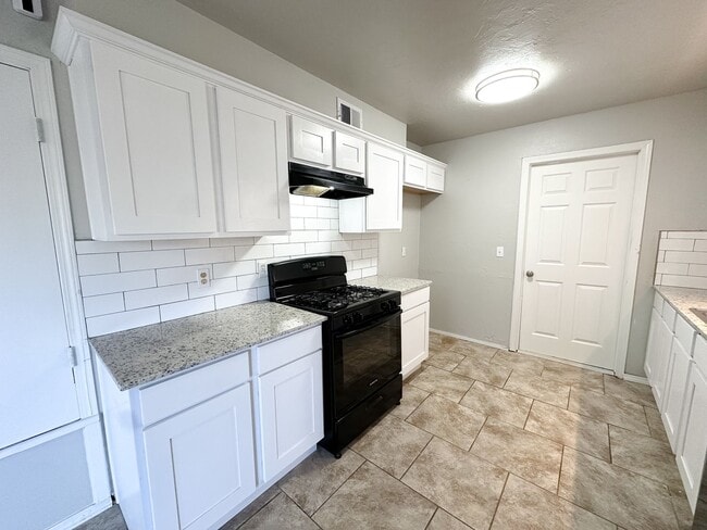 Building Photo - Updated 4 Bedroom - 2 Bathroom in Moore!