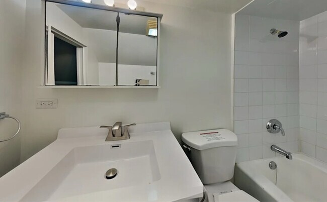 Foto del edificio - 5219 N Newcastle Ave