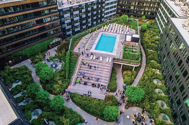 Piscina climatizada estilo resort con solárium. - The Point Stamford