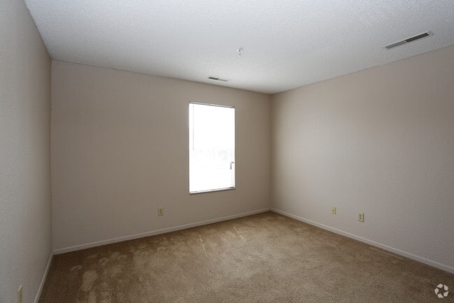 2BR, 2BA - 940SF - Bedroom 2 - BayOak