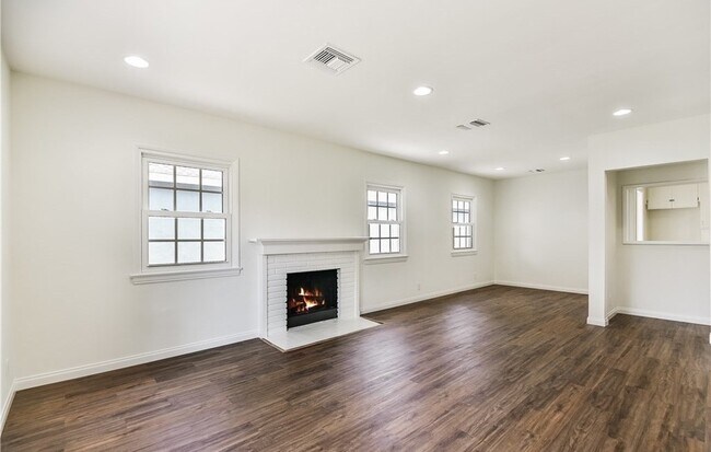 Building Photo - 6434 Densmore Ave