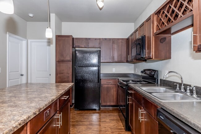 Building Photo - The Landings at Creekside