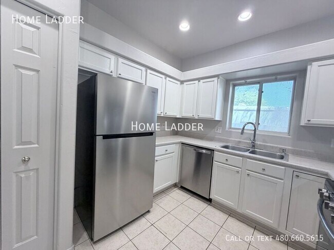 Foto del edificio - 651 W Fairway Cove Dr