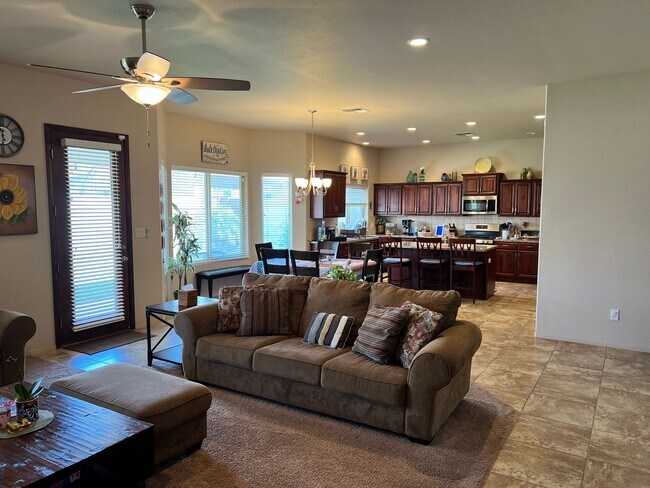 Building Photo - 4 BEDROOM 3 BATH HOME!