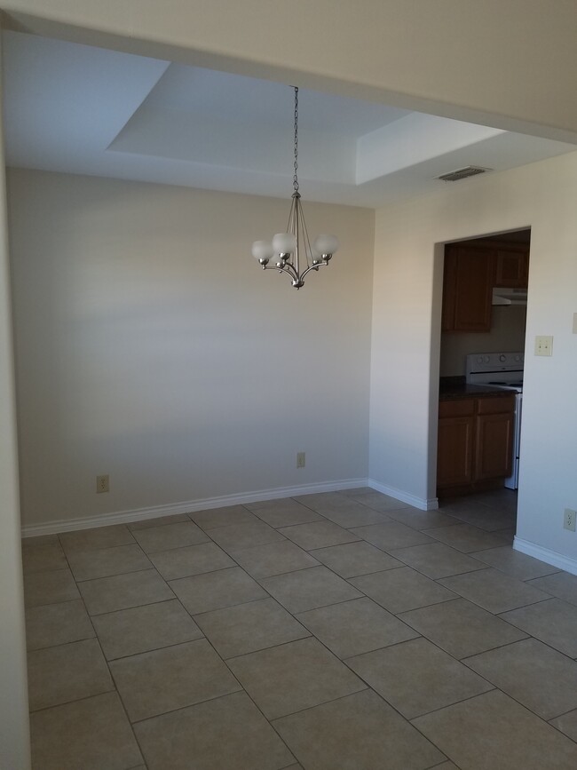 Building Photo - 2720 Camelot Dr