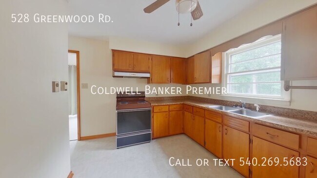 Foto del edificio - Ranch Home with Large Lot, and Detached Ga...