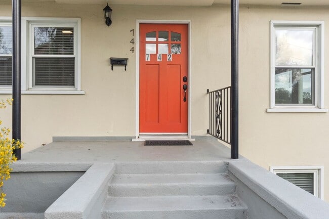 Building Photo - 744 Onarga Ave