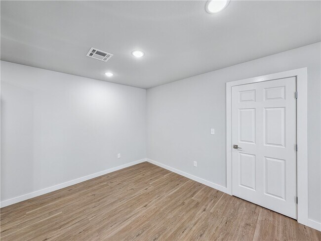 Building Photo - 6603 NW Altus St