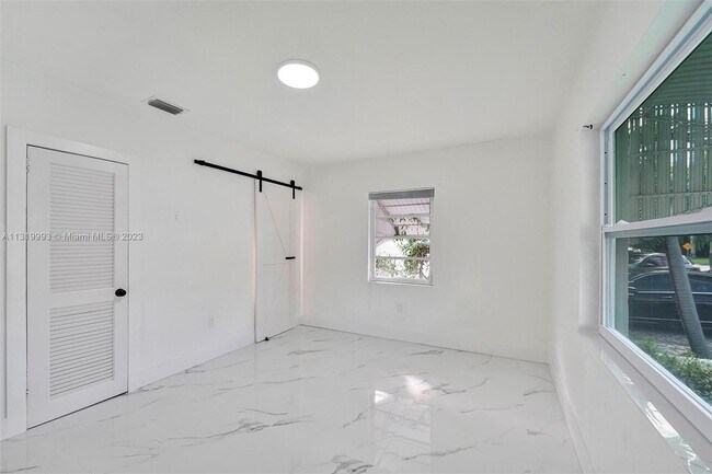 Foto del edificio - 9173 Byron Ave