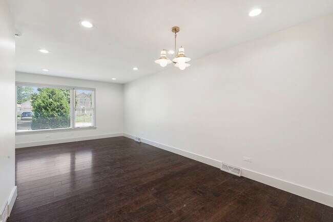 Foto del edificio - 566 N Howard Ave
