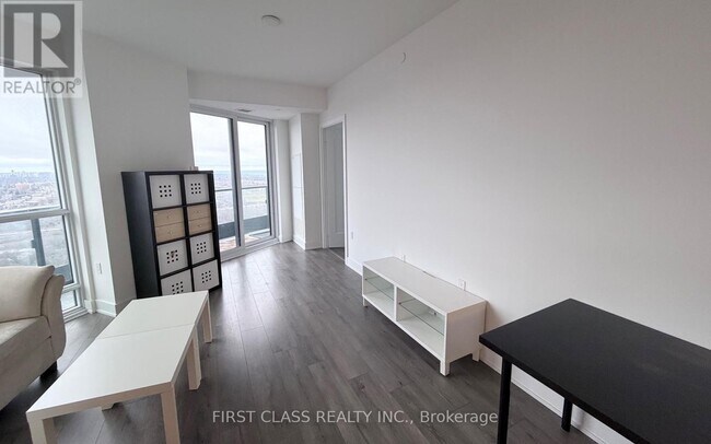 Building Photo - 585 Bloor St E