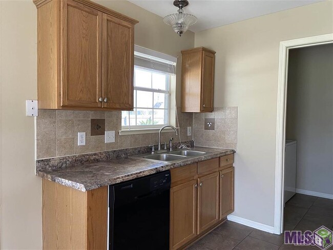 Building Photo - 17114 Hunters Trace W