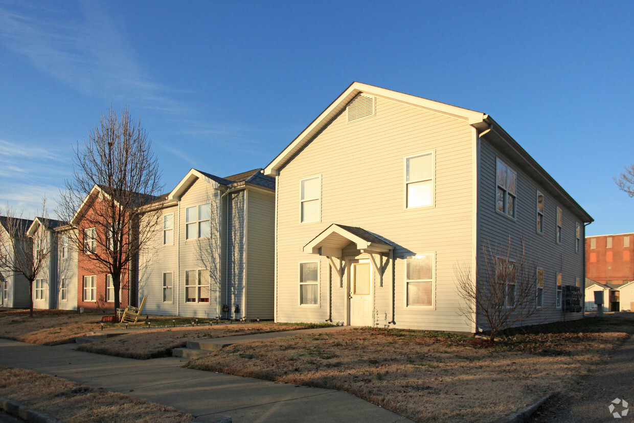 Primary Photo - Madison Apartments