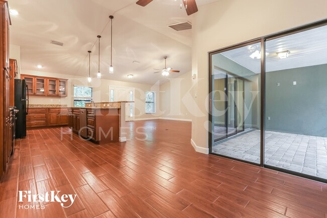 Building Photo - 2267 Kamsler Ave