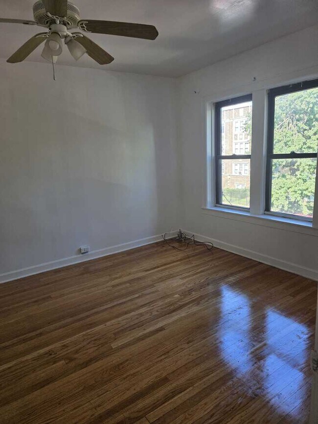 Foto del edificio - 6418 N Albany Ave