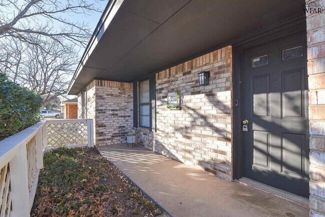 Building Photo - 2138 Selma Dr