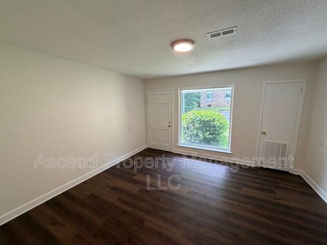 Building Photo - 3341 Pinewood Ave