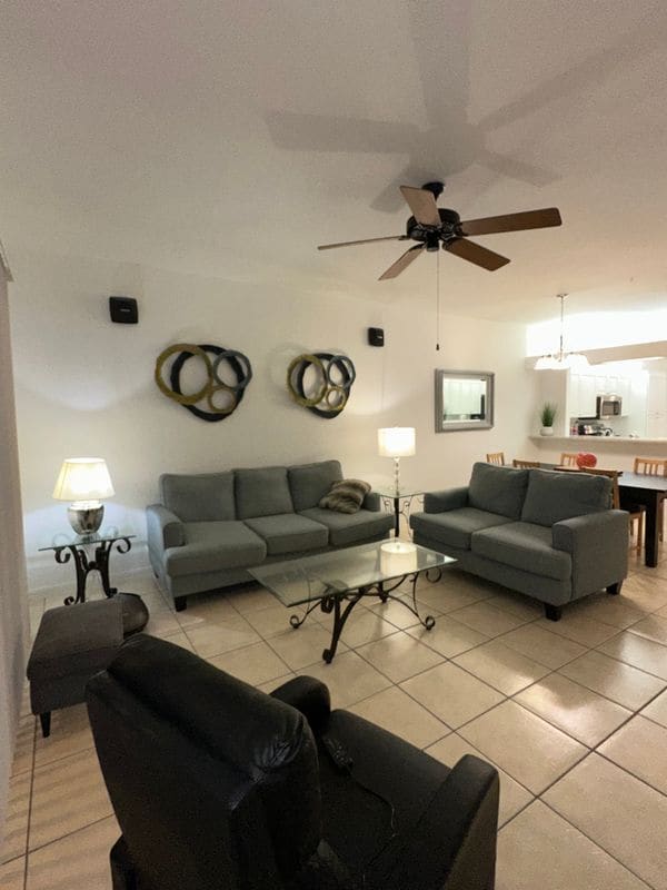 Building Photo - 360 Robin Hood Cir