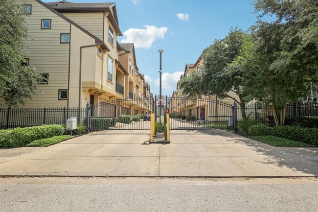 Foto del edificio - 6363 Fairdale Ln