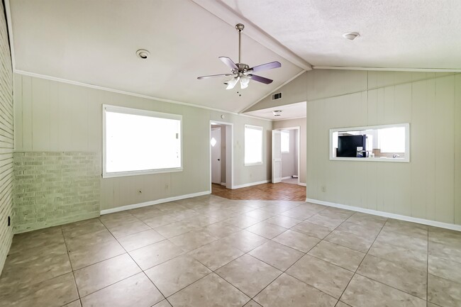 Building Photo - 5696 Hilltop Rd