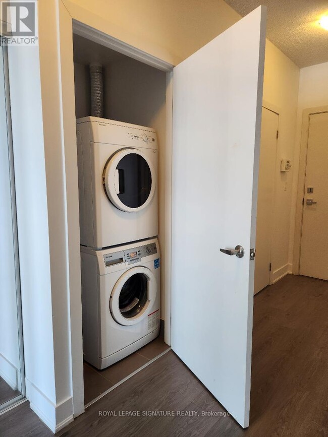 Building Photo - 99 The Donway W