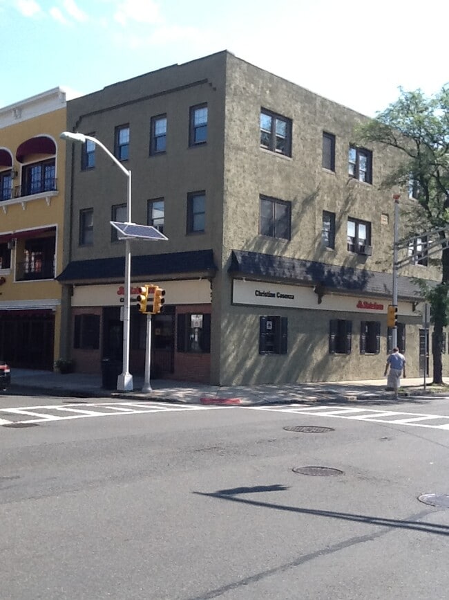 Building Photo - 4 Elm St