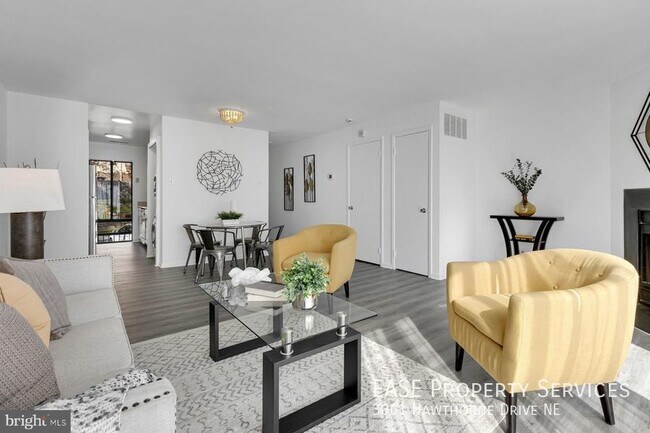 Building Photo - 3061 Hawthorne Dr NE