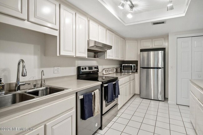 Building Photo - 8012 Hollyridge Rd